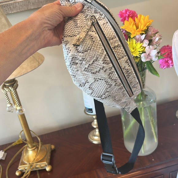 Snakeskin Print Crossbody Bag - Picture 8 of 13